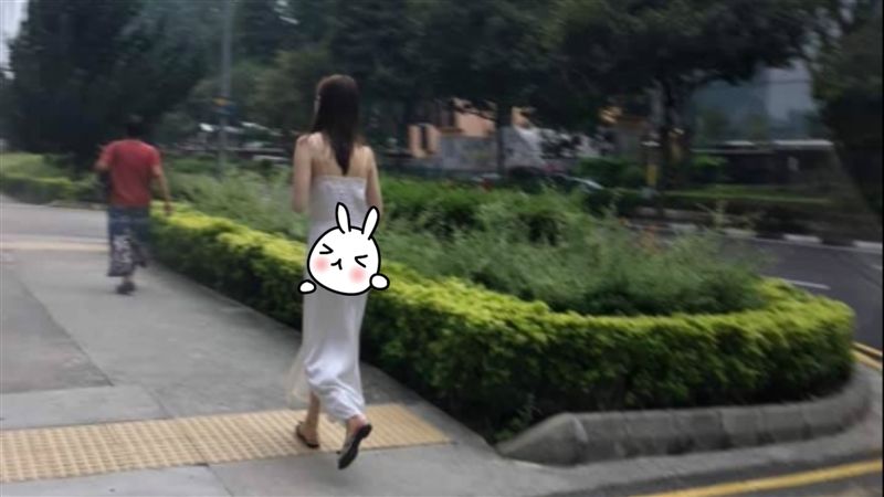 白裙妹「透黑丁」逛街！網嗨翻求正面