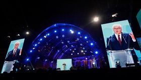 德國當局9日紀念柏林圍牆倒塌滿30週年，德國總統史坦麥爾敦（講者）敦促美國再度成為「相互尊重夥伴」並揚棄本位主義。圖為史坦麥爾敦晚間出席紀念活動。（法新社提供）