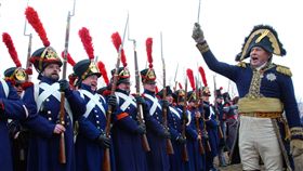 2005年4月10日，俄羅斯軍事歷史協會主席奧列格·索科洛夫（Oleg Sokolov）打扮成法國皇帝拿破崙·波拿巴（Napoleon Bonaparte）。（圖／路透／達志影像）