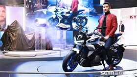 ▲KYMCO董事長柯勝峯在米蘭車展發表RevoNEX。（圖／鍾釗榛攝影）