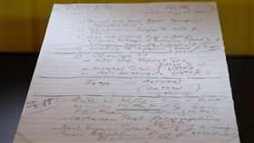 柏林圍牆在30年前的今天倒塌，當年東德政府發言人夏波夫斯基舉行記者會時拿在手上的字條是重要的歷史文件。中央社記者林育立柏林攝　108年11月9日