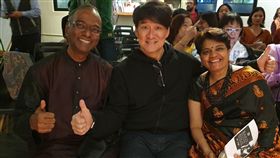 印度駐台代表史達仁夫婦在台北一場紀念印度詩人泰戈爾的活動上，巧遇華語歌手周華健（中）。（史達仁提供）中央社記者侯姿瑩傳真 108年11月10日