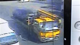 (裁剪、有碼版)一輛瑪莎拉蒂被拖吊車從桃園大溪拖到平鎮、湖口一處民宅內。（圖／翻攝畫面）