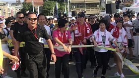挪威三鐵選手艾登（Gustav Iden）（前右3）10日和彰化縣長王惠美（前右4）一起參加田中馬拉松活動，兩人跟著跑者從距離終點3.5公里處跑回來，艾登說，沿路都有熱情的跑者跟他揮手或是合照，讓他印象深刻。中央社記者吳哲豪彰化攝　108年11月10日