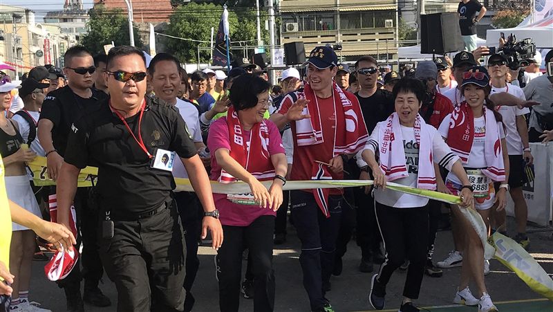 馬拉松／鐵人艾登驚訝選手補給有龍蝦