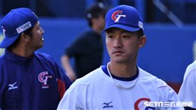 吳昇峰場邊練球。（圖／記者王怡翔攝影）