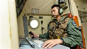 空軍反潛作戰大隊偵潛官紀上尉（圖）負責P-3C反潛機各項偵搜器操作，專注查看各項數值變化。（軍聞社提供）中央社記者游凱翔傳真 108年11月10日