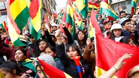 玻利維亞上月大選傳出爭議引爆民眾示威，緊繃情勢至今不見緩解。圖為9日玻國民眾高舉國旗走上首都拉巴斯街頭。（路透社提供）