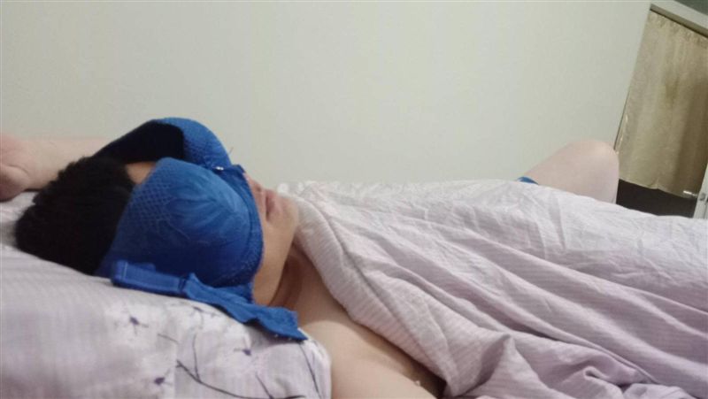 她遞「眼罩」安撫愛睏夫　網：有奶香