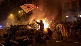 巴塞隆納等加泰隆尼亞城市日前爆發街頭示威，超過600人在示威中受傷。圖為支持加泰隆尼亞獨立的群眾10月18日在巴塞隆納舉辦和平遊行，但越夜越趨暴力，街頭出現火光、煙霧和石塊。（美聯社）