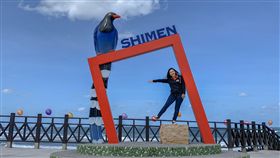 位於新北市石門山溪觀海平台的台灣藍鵲打卡框，所屬位置可遠眺富貴角燈塔，吸引不少民眾前往拍照。（石門區長林俊宏提供）　中央社記者葉臻傳真　108年11月10日