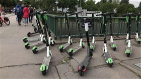 巴黎電動滑板車惹事故　民怨逼市府出手管電動滑板車去年夏天進駐巴黎，很快成為受歡迎的代步工具，但一年來發生多起事故，又占用公共空間，在修法前，巴黎市政府決定先採緊急規範。中央社記者曾依璇巴黎攝　108年6月7日