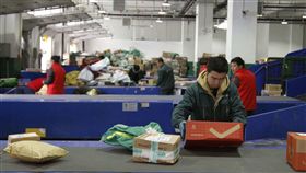 每逢「雙11」購物節期間，中國快遞員的工時往往超過12小時，還要承受被消費者投訴的壓力。（中新社提供）中央社　108年11月10日