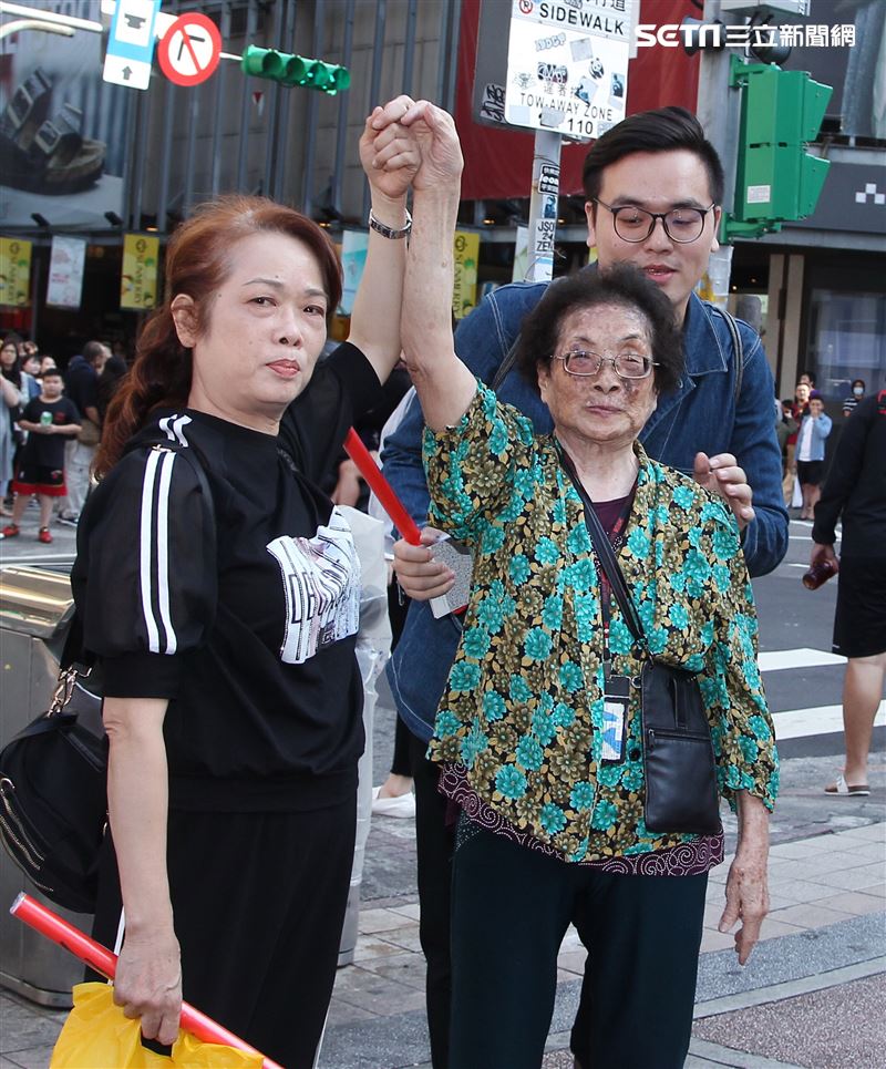 舒子晨首場EP簽唱會阿嬤、媽媽、弟弟到場加油打氣。（記者邱榮吉/攝影）