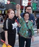 舒子晨首場EP簽唱會阿嬤、媽媽、弟弟到場加油打氣。（記者邱榮吉/攝影）