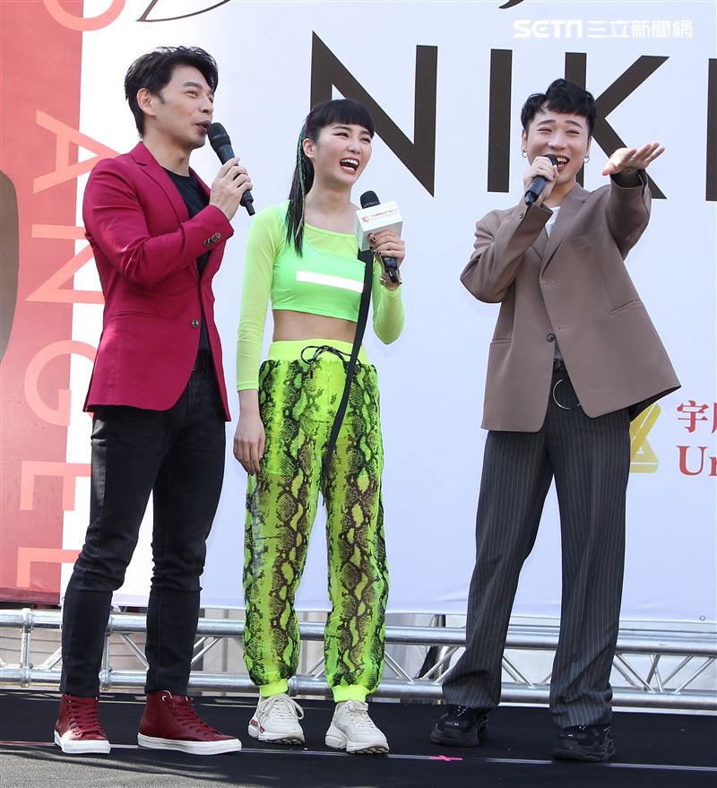 舒子晨首場EP簽唱會阿KEN、小賴站台與舒子晨尬舞。（記者邱榮吉/攝影）