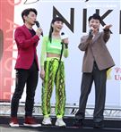 舒子晨首場EP簽唱會阿KEN、小賴站台與舒子晨尬舞。（記者邱榮吉/攝影）