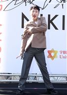 舒子晨首場EP簽唱會阿KEN、小賴站台與舒子晨尬舞。（記者邱榮吉/攝影）