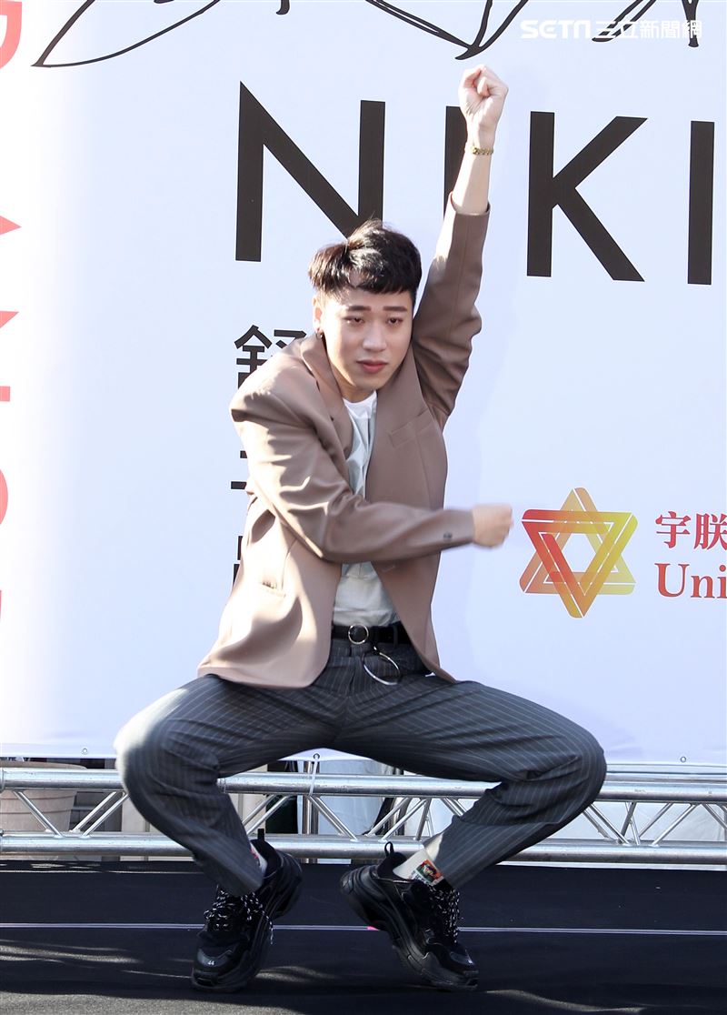 舒子晨首場EP簽唱會阿KEN、小賴站台與舒子晨尬舞。（記者邱榮吉/攝影）