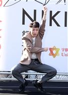 舒子晨首場EP簽唱會阿KEN、小賴站台與舒子晨尬舞。（記者邱榮吉/攝影）