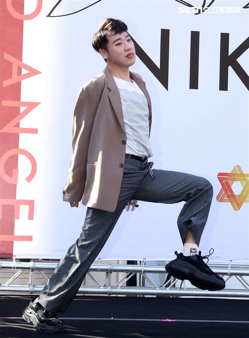 舒子晨首場EP簽唱會阿KEN、小賴站台與舒子晨尬舞。（記者邱榮吉/攝影）