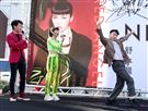 舒子晨首場EP簽唱會阿KEN、小賴站台與舒子晨尬舞。（記者邱榮吉/攝影）