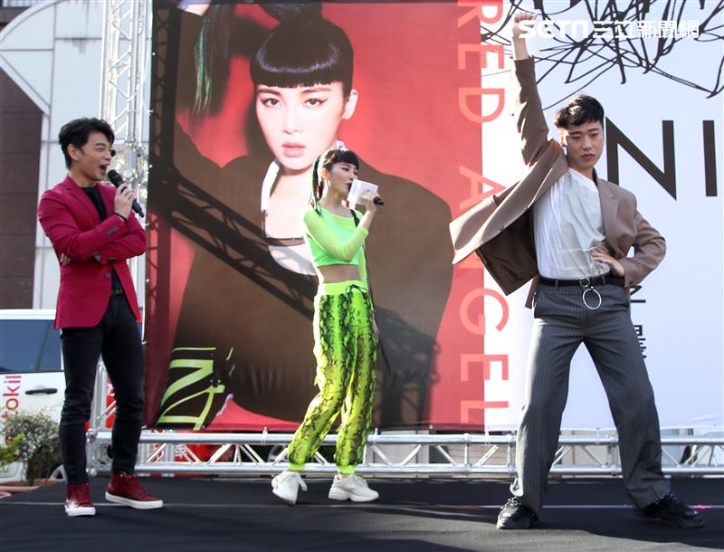 舒子晨首場EP簽唱會阿KEN、小賴站台與舒子晨尬舞。（記者邱榮吉/攝影）