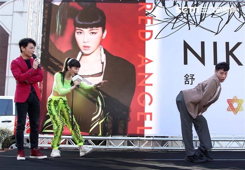 舒子晨首場EP簽唱會阿KEN、小賴站台與舒子晨尬舞。（記者邱榮吉/攝影）