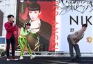 舒子晨首場EP簽唱會阿KEN、小賴站台與舒子晨尬舞。（記者邱榮吉/攝影）