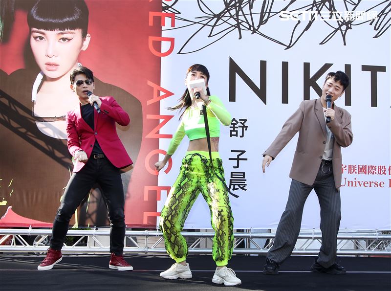 舒子晨首場EP簽唱會阿KEN、小賴站台與舒子晨尬舞。（記者邱榮吉/攝影）