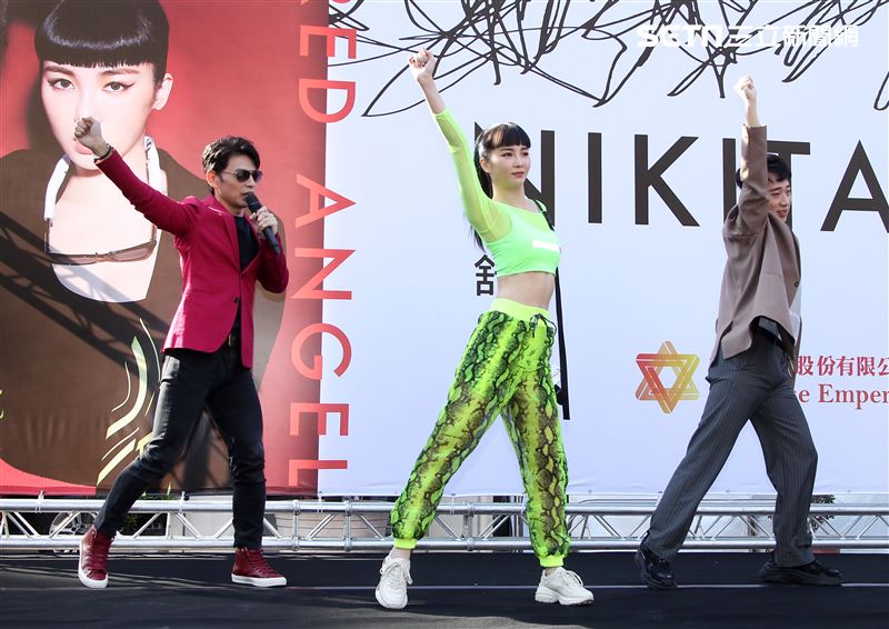 舒子晨首場EP簽唱會阿KEN、小賴站台與舒子晨尬舞。（記者邱榮吉/攝影）