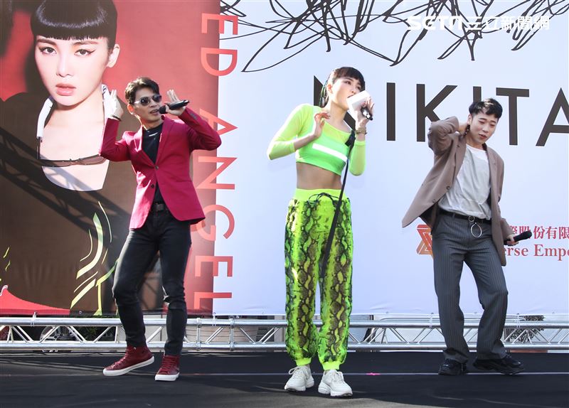 舒子晨首場EP簽唱會阿KEN、小賴站台與舒子晨尬舞。（記者邱榮吉/攝影）