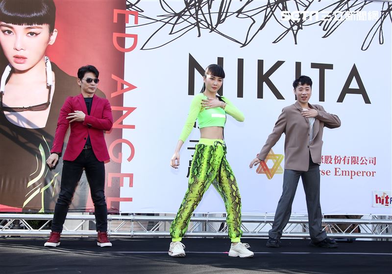 舒子晨首場EP簽唱會阿KEN、小賴站台與舒子晨尬舞。（記者邱榮吉/攝影）