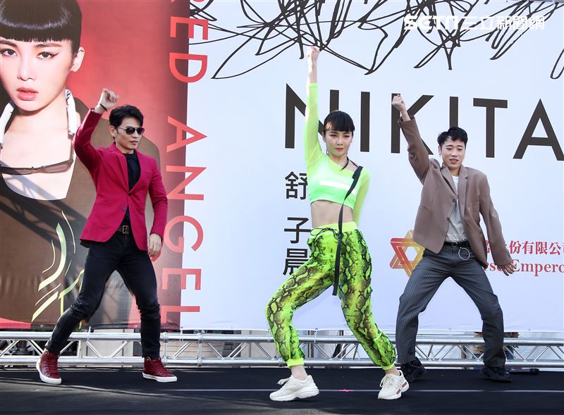 舒子晨首場EP簽唱會阿KEN、小賴站台與舒子晨尬舞。（記者邱榮吉/攝影）