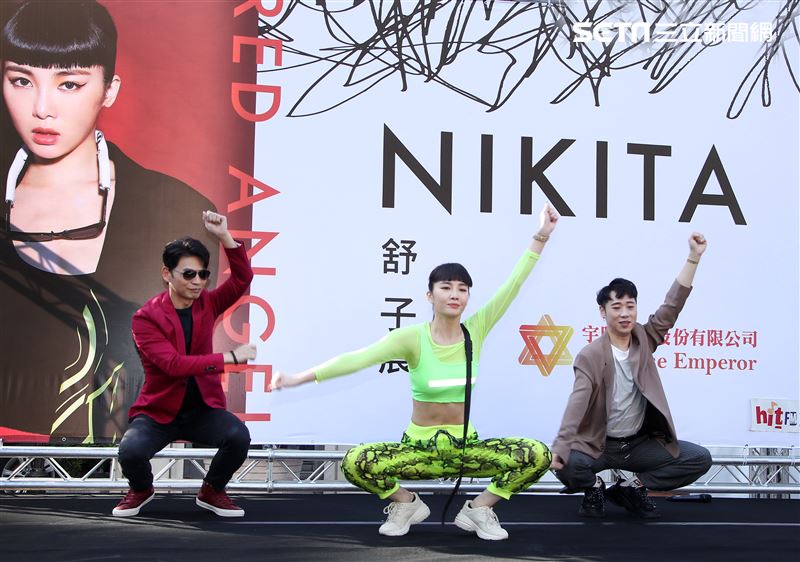 舒子晨首場EP簽唱會阿KEN、小賴站台與舒子晨尬舞。（記者邱榮吉/攝影）