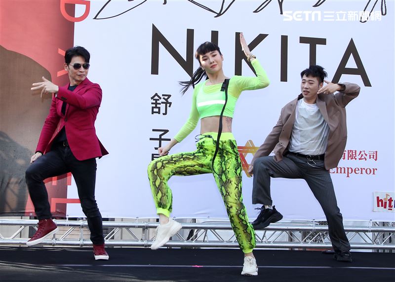 舒子晨首場EP簽唱會阿KEN、小賴站台與舒子晨尬舞。（記者邱榮吉/攝影）