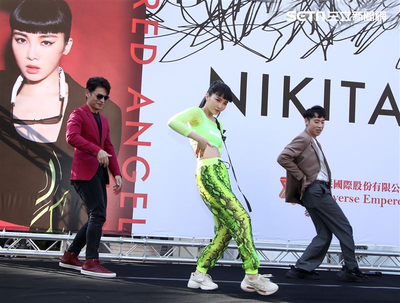 舒子晨首場EP簽唱會阿KEN、小賴站台與舒子晨尬舞。（記者邱榮吉/攝影）