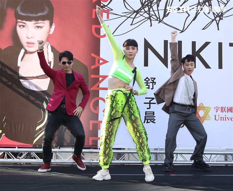 舒子晨首場EP簽唱會阿KEN、小賴站台與舒子晨尬舞。（記者邱榮吉/攝影）