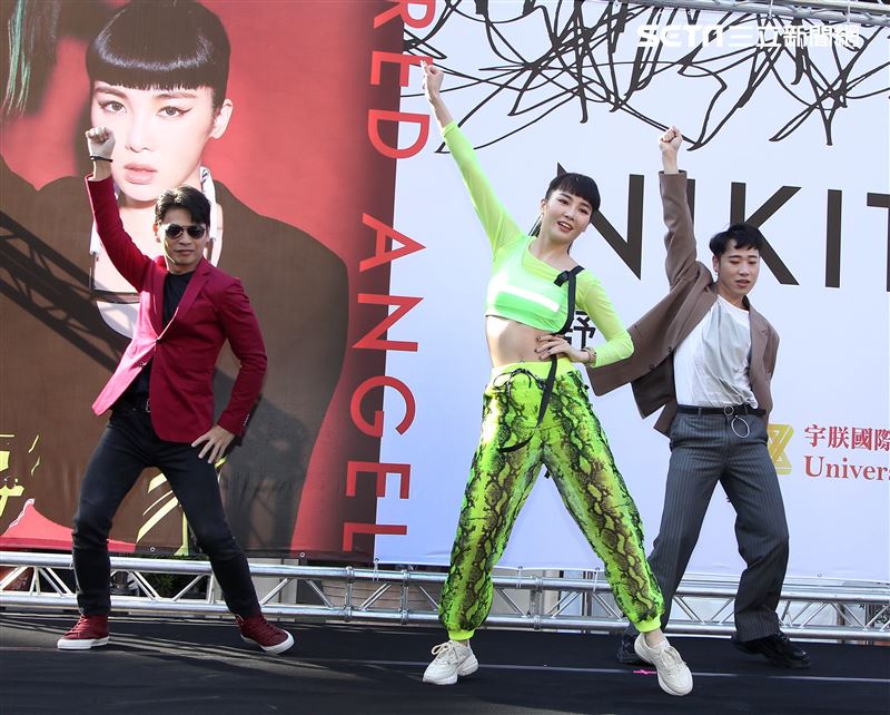 舒子晨首場EP簽唱會阿KEN、小賴站台與舒子晨尬舞。（記者邱榮吉/攝影）