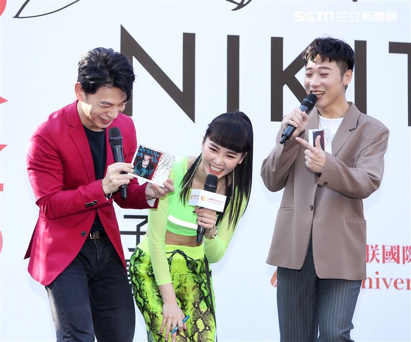 舒子晨首場EP簽唱會阿KEN、小賴站台與舒子晨尬舞。（記者邱榮吉/攝影）