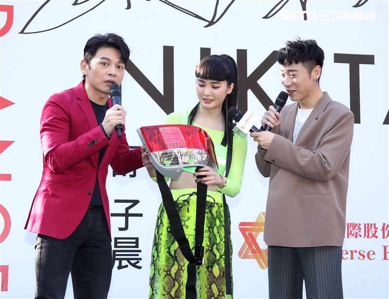 舒子晨首場EP簽唱會阿KEN送上車尾燈，讓別人永遠追不上她，演藝圈大放光芒。（記者邱榮吉/攝影）