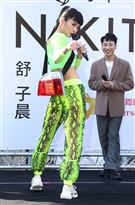 舒子晨首場EP簽唱會阿KEN送上車尾燈，讓別人永遠追不上她，演藝圈大放光芒。（記者邱榮吉/攝影）