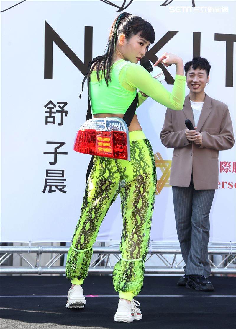 舒子晨首場EP簽唱會阿KEN送上車尾燈，讓別人永遠追不上她，演藝圈大放光芒。（記者邱榮吉/攝影）