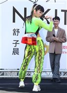 舒子晨首場EP簽唱會阿KEN送上車尾燈，讓別人永遠追不上她，演藝圈大放光芒。（記者邱榮吉/攝影）