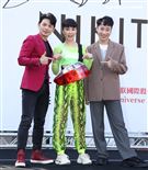 舒子晨首場EP簽唱會阿KEN送上車尾燈，讓別人永遠追不上她，演藝圈大放光芒。（記者邱榮吉/攝影）