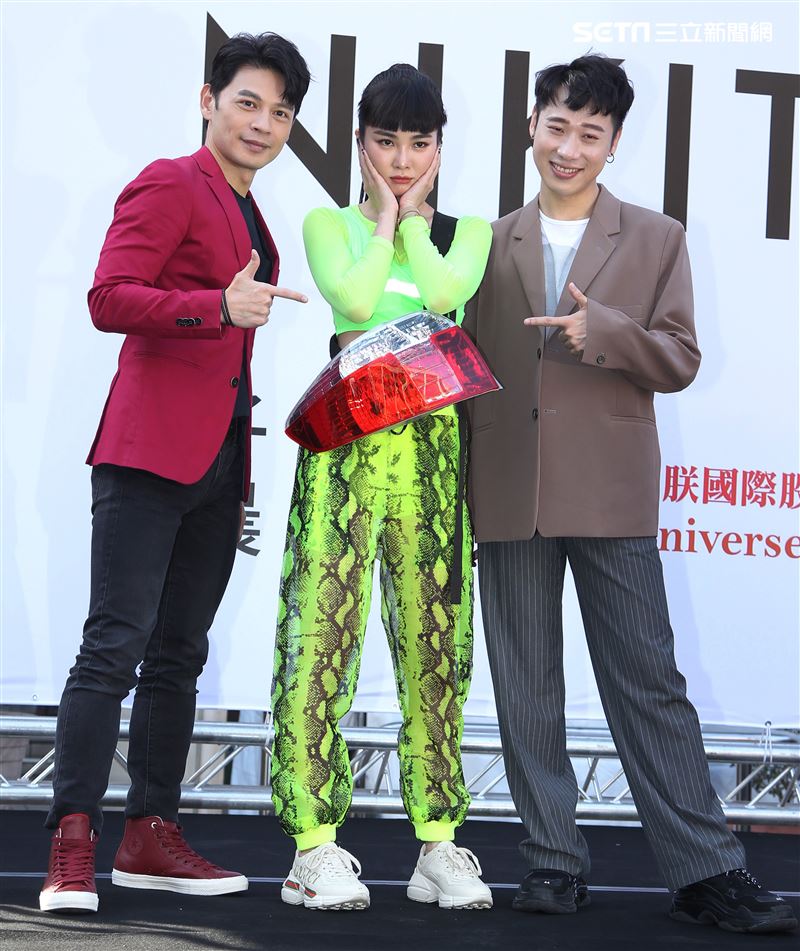 舒子晨首場EP簽唱會阿KEN送上車尾燈，讓別人永遠追不上她，演藝圈大放光芒。（記者邱榮吉/攝影）