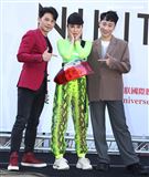 舒子晨首場EP簽唱會阿KEN送上車尾燈，讓別人永遠追不上她，演藝圈大放光芒。（記者邱榮吉/攝影）