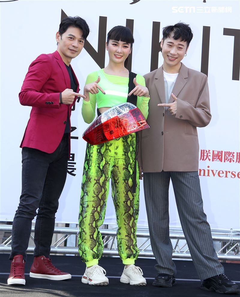 舒子晨首場EP簽唱會阿KEN送上車尾燈，讓別人永遠追不上她，演藝圈大放光芒。（記者邱榮吉/攝影）