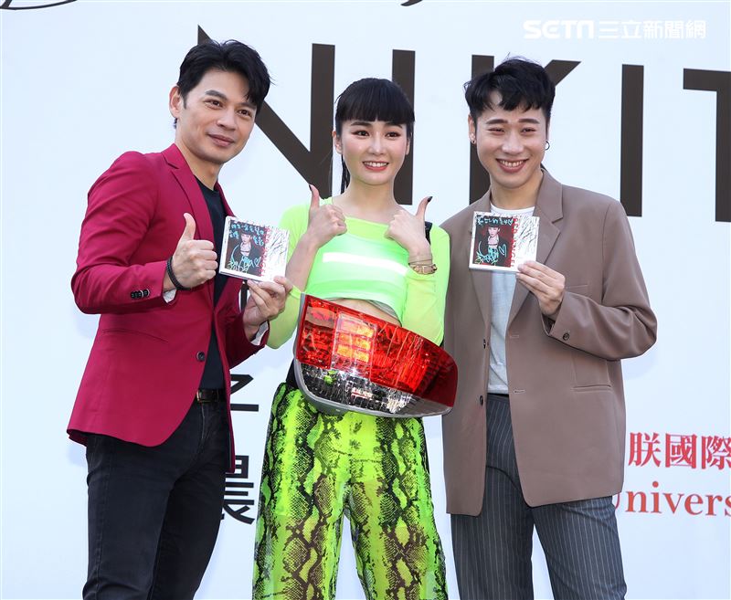 舒子晨首場EP簽唱會阿KEN送上車尾燈，讓別人永遠追不上她，演藝圈大放光芒。（記者邱榮吉/攝影）