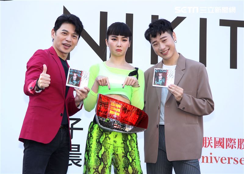 舒子晨首場EP簽唱會阿KEN送上車尾燈，讓別人永遠追不上她，演藝圈大放光芒。（記者邱榮吉/攝影）